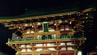 観光地ど真ん中の神社