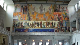 ノーベル平和賞の授与式が行われるオスロ市庁舎です。