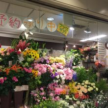 なんば駅すぐのお得なお花屋さん By りぽちゃん 花次郎 なんばウォーク店 のクチコミ フォートラベル