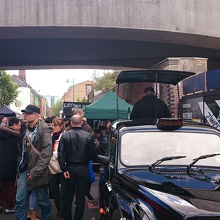 タクシーを改造したコーヒー店