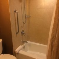 浴槽は浅いので浸かるのは難しいかも…