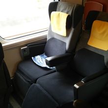 グリーン車は前後間隔が広いだけだと思った方がいいと思います。