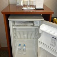 冷蔵庫とサービスのミネラルウォーター