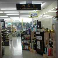 日本語も通じたロビー階の24時間営業のコンビニ