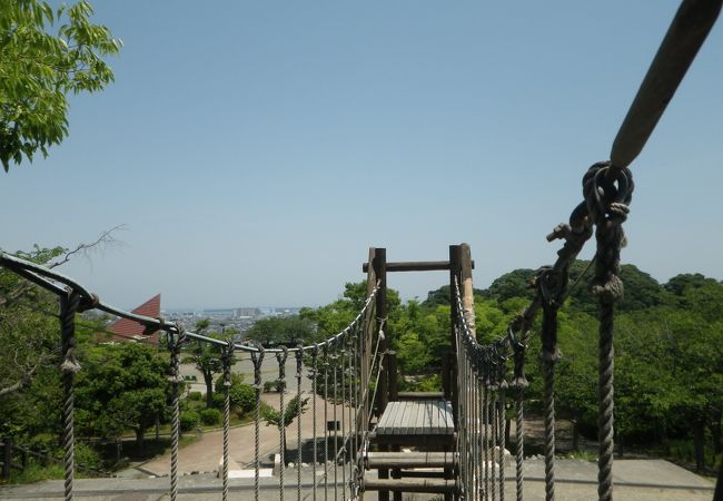 桜が有名な、山を利用した、眺めの良い公園。