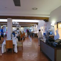 朝食時のホテル内のレストラン