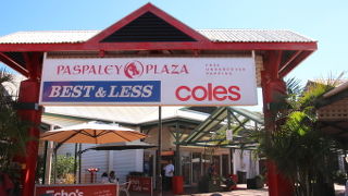 コールズ(Coles)はちょっと狭苦しい感じです。