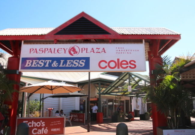 コールズ(Coles)はちょっと狭苦しい感じです。