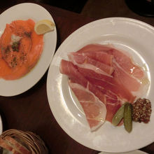 生ハムとサーモンのカルパチョ