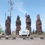 駐車場には井波彫刻の七福神！