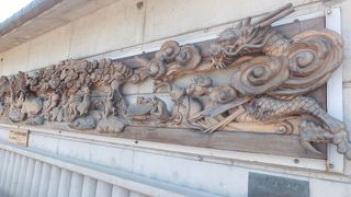 井波彫刻が展示、即売もされています