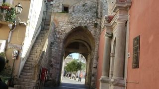 カッテドラーレの手前にあります