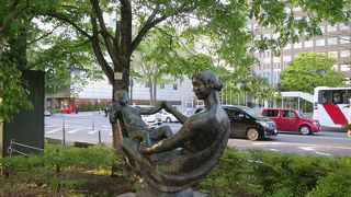 元は愛の母子像だった