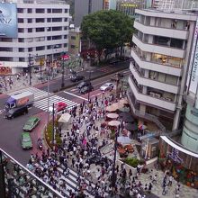 神宮前交差点の景色が圧巻。