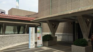 庭園に隣接しているモダンな美術館