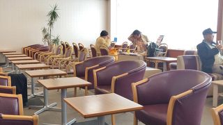 椅子と飲み物だけのTEIラウンジ