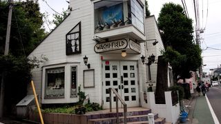 絵本の世界観まんまのかわいいお店。