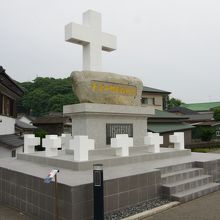 石碑が建っています。