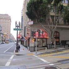 場所はユニオン・スクエアから１ブロック北にあります。