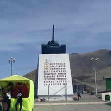 階段下、台座の上に戦車