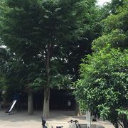 緑道沿いの小さな公園