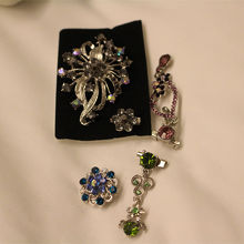 外の露天で買ったスカーフを留めるピン。１つ4MR