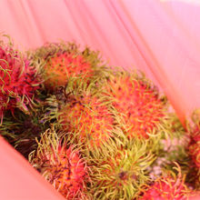 外の露天で買ったランブータン。１袋20MR