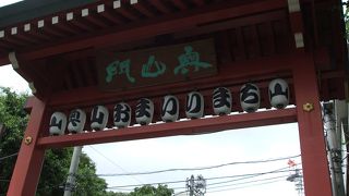 食堂、オープンカフェなど、古さと新しさの商店街