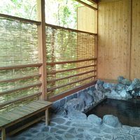 露天風呂。浴槽が小さいです。