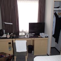 デスクまわりはそこそこの広さあり。