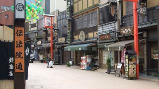 半分は昔からある店と新しいお店がある個性派揃いの通り