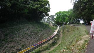 長大なローラ滑り台