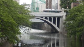 権之助坂を下って