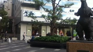 ゴジラ像や俳優の手形がある広場