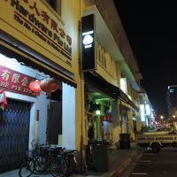 通りに入るとホステルの看板がでています。