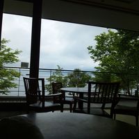 無料休憩所（湖を眺めてのんびりできます）