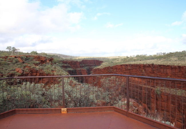 足のすくむ様な深い渓谷です。