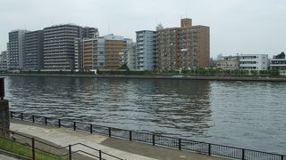 隅田川テラスを通れば、浅草から南千住、東向島に行けます。