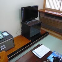 昭和の懐かしさを感じるダイヤル式電話機と床置エアコン