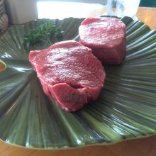 まず、テーブルに運ばれてくる、生肉です