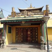 参拝客で賑わうチベット仏教寺院