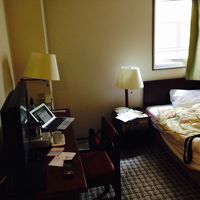 十分広いベッドと机。