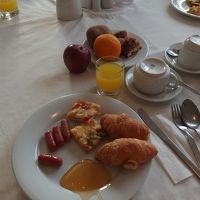 ビュッフエスタイルの朝食。品数少ないが蜂蜜が美味しい。