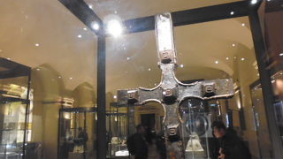 歴史的な金製品がてんこ盛り