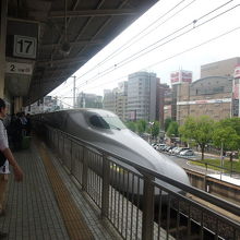 名古屋駅ホームに到着したN700系