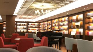 コンコースの方にあるラウンジ。利用者が少なく快適