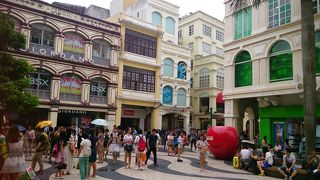 休日の広場は人だらけ