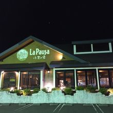 夜8時過ぎの外観です