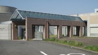 図書館と民俗資料館の複合体です