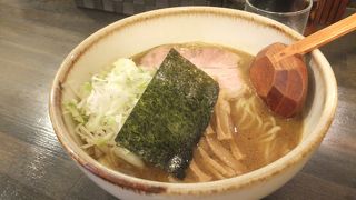 新宿区荒木町の「車力門通り」にひっそりとあります。